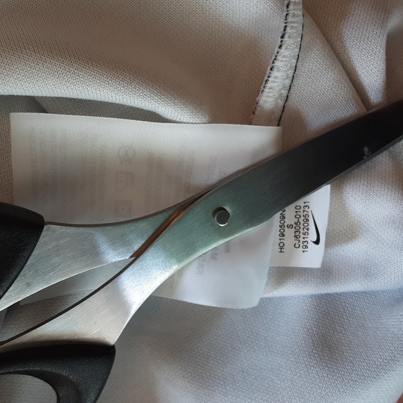 NIKE Cropped Style Hoodie with Chain Design - Picture 7 of 8